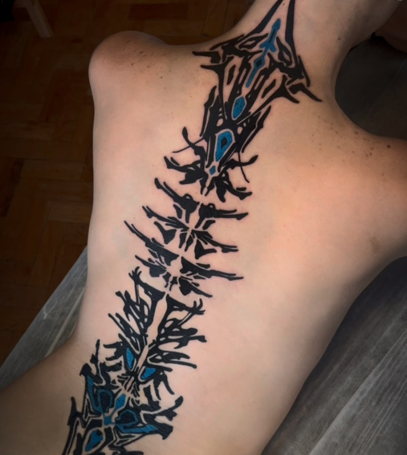 Coluna em blackwork com detalhes em azul