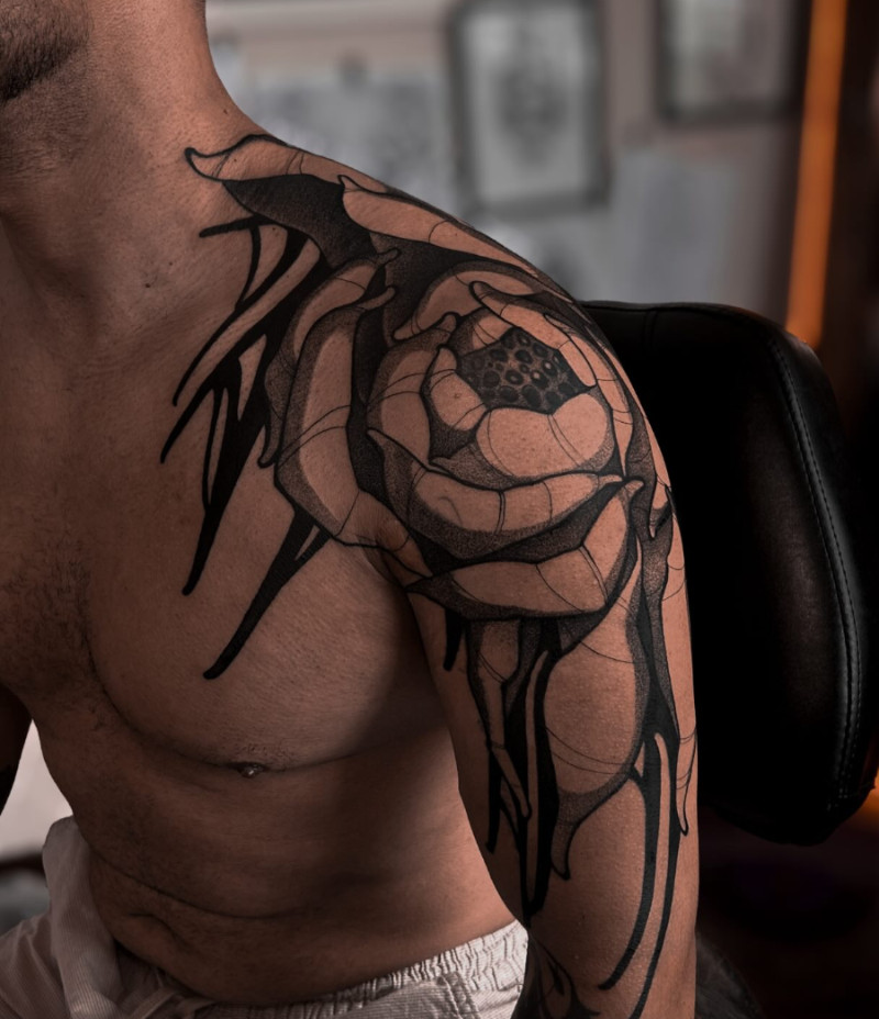 Peônia com tribal no ombro